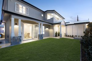 Photo of the outside of a Queenslander house | featured image for Wainscott House.